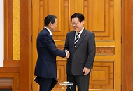 이재명 대통령이 1월 16일 청와대에서 아소 다로 전 일본 총리와 면담에 앞서 인사를 나누고 있다.