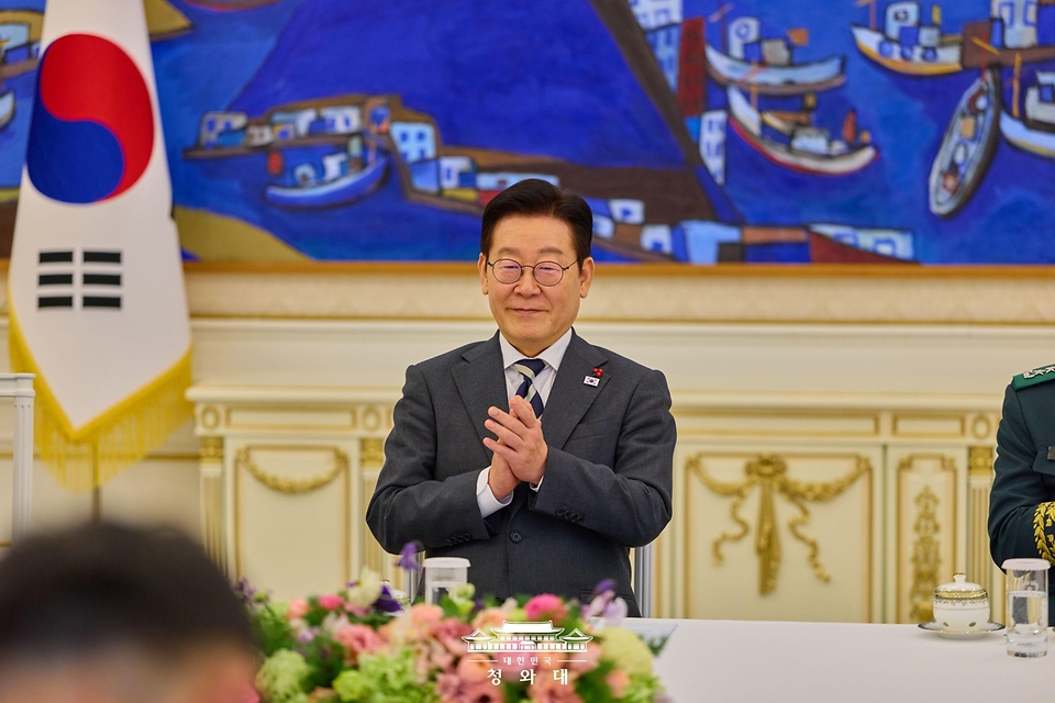 이재명 대통령이 1월 16일 청와대 본관에서 열린 3성 장군 진급·보직 신고 및 수치 수여식에서 중장 진급자들의 발언을 듣고 박수를 치고 있다.