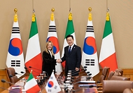 이재명 대통령과 조르자 멜로니 이탈리아 총리가 1월 19일 청와대에서 열린 확대회담에서 악수하고 있다. 