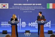 이재명 대통령과 조르자 멜로니 이탈리아 총리가 1월 19일 청와대에서 정상회담 후 공동언론발표를 하고 있다.