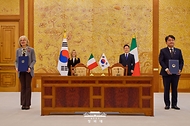 이재명 대통령과 조르자 멜로니 이탈리아 총리가 참석한 가운데 1월 19일 청와대에서 김광용 행정안전부 재난안전관리본부장과 에밀리아 가토 주한 이탈리아 대사가 시민보호 협력 양해각서를 체결한 뒤 기념촬영하고 있다. 