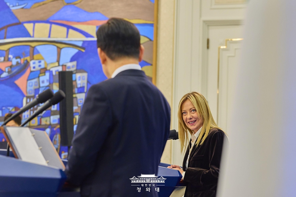 이재명 대통령과 조르자 멜로니 이탈리아 총리가 1월 19일 청와대에서 정상회담 후 공동언론발표를 하고 있다.