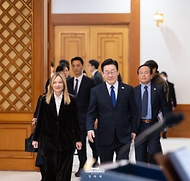 이재명 대통령과 조르자 멜로니 이탈리아 총리가 1월 19일 청와대에서 열린 한·이탈리아 공식 오찬에 참석하고 있다.