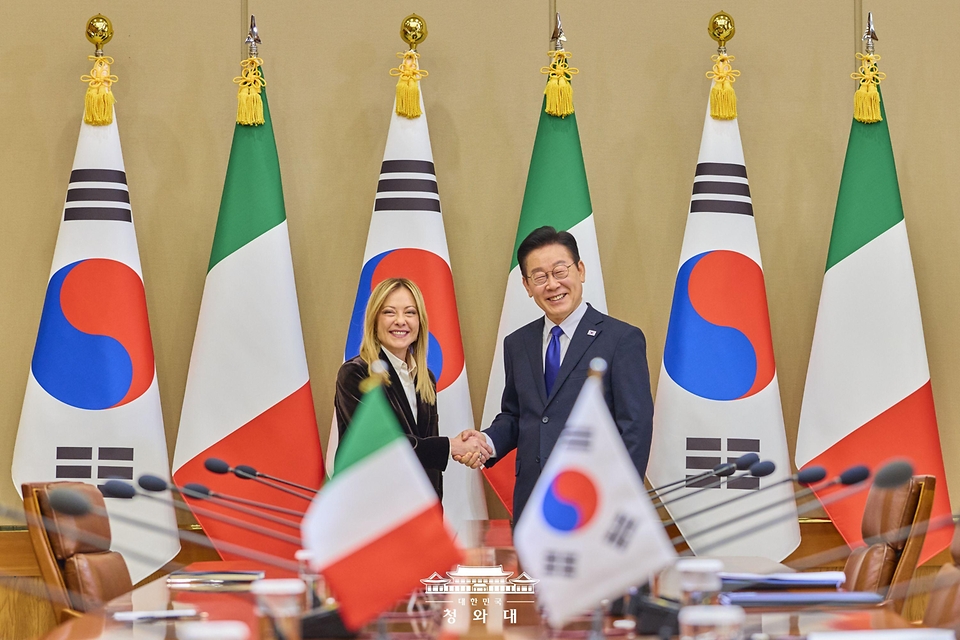 이재명 대통령과 조르자 멜로니 이탈리아 총리가 1월 19일 청와대에서 열린 확대회담에서 악수하고 있다. 