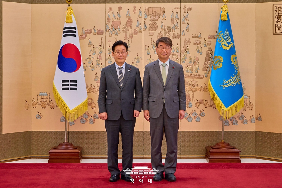 이재명 대통령이 1월 20일 청와대에서 김지형 경제사회노동위원회 위원장에게 임명장 수여 후 기념촬영을 하고 있다.