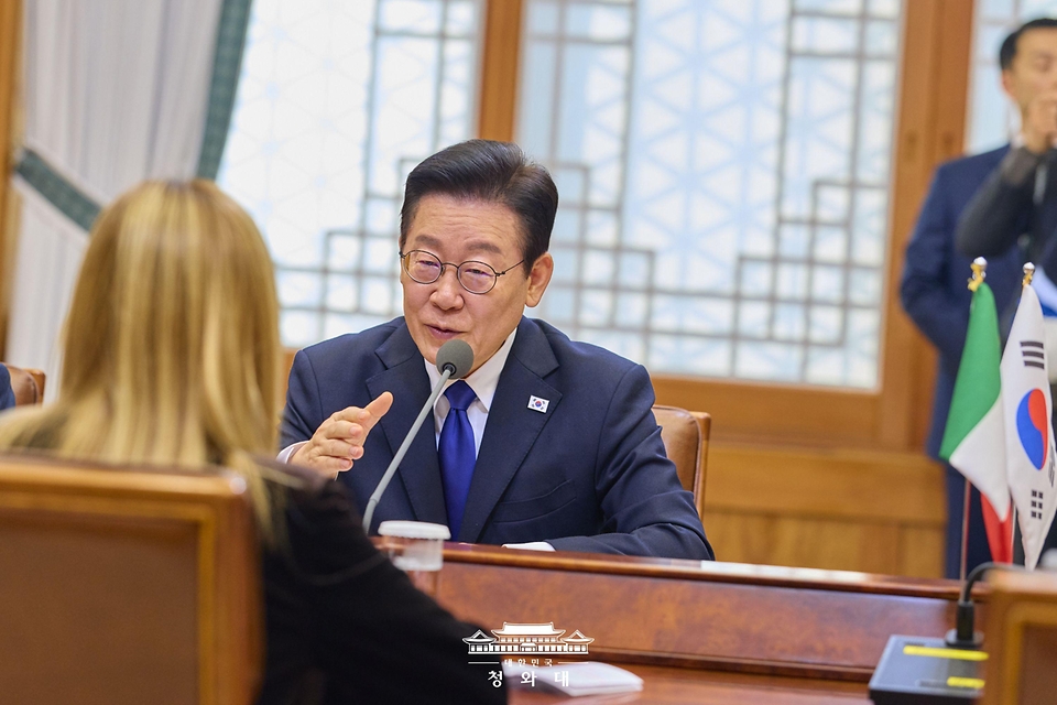 이재명 대통령이 1월 19일 청와대에서 열린 조르자 멜로니 이탈리아 총리와의 확대회담에서 발언하고 있다.