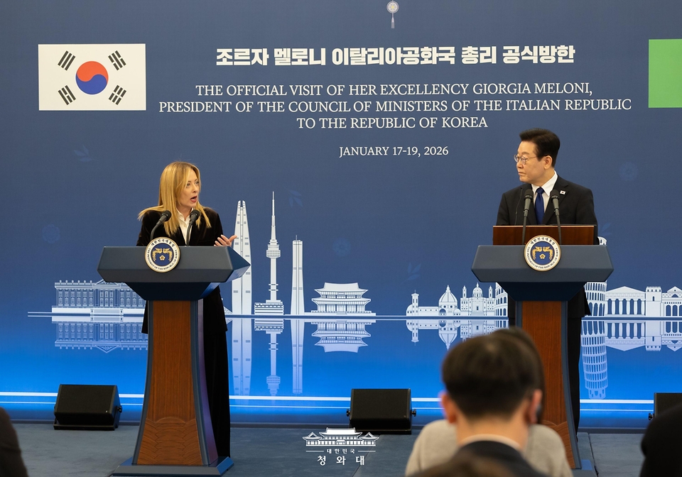 이재명 대통령과 조르자 멜로니 이탈리아 총리가 1월 19일 청와대에서 정상회담 후 공동언론발표를 하고 있다.