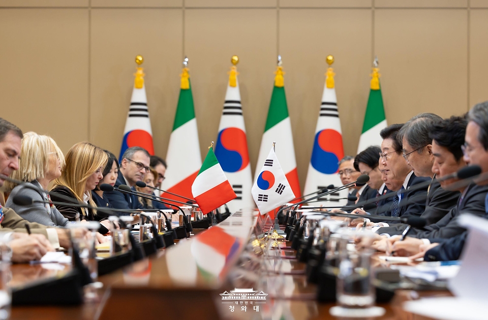 이재명 대통령과 조르자 멜로니 이탈리아 총리가 1월 19일 청와대에서 확대회담을 하고 있다.
