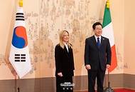 이재명 대통령과 조르자 멜로니 이탈리아 총리가 1월 19일 청와대에서 한·이탈리아 정상회담에 앞서 기념촬영을 하고 있다.