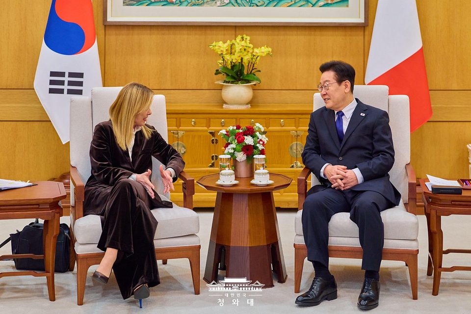 이재명 대통령과 조르자 멜로니 이탈리아 총리가 1월 19일 청와대에서 한·이탈리아 소인수 정상회담을 하고 있다.