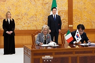 이재명 대통령과 조르자 멜로니 이탈리아 총리가 참석한 가운데 1월 19일 청와대에서 김광용 행정안전부 재난안전관리본부장과 에밀리아 가토 주한 이탈리아 대사가 시민보호 협력 양해각서를 체결하고 있다.