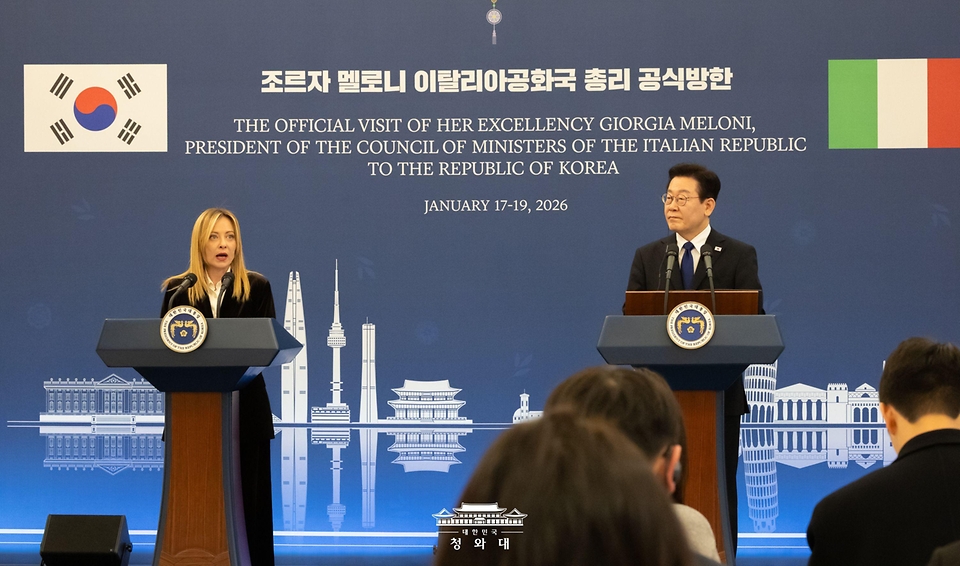 이재명 대통령과 조르자 멜로니 이탈리아 총리가 1월 19일 청와대에서 정상회담 후 공동언론발표를 하고 있다.