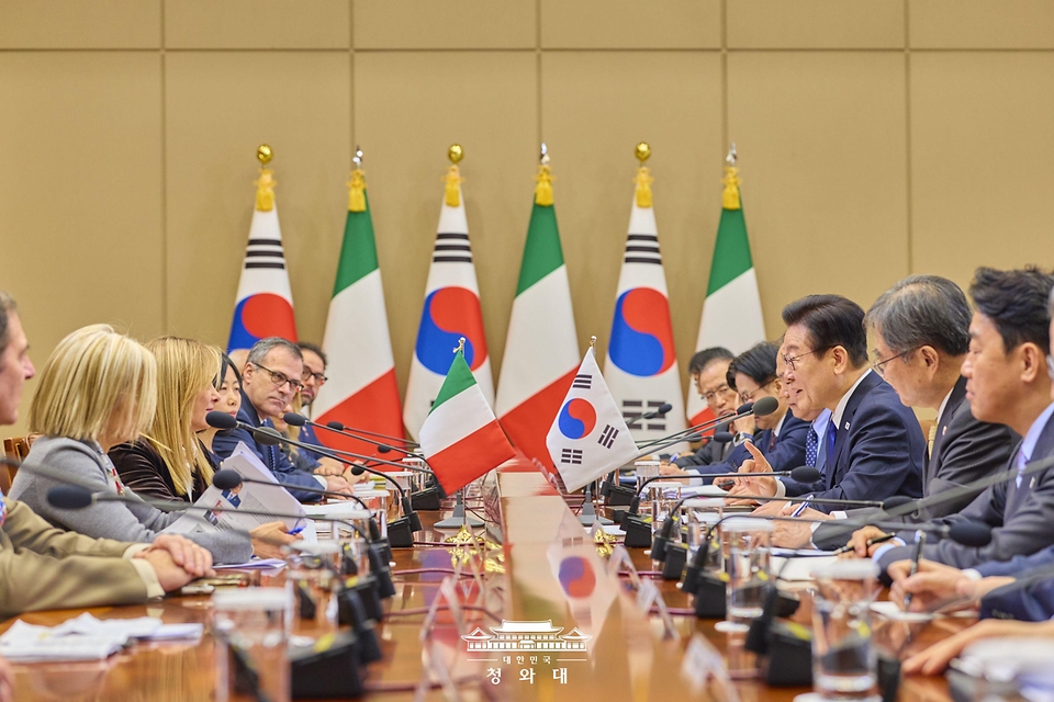 이재명 대통령과 조르자 멜로니 이탈리아 총리가 1월 19일 청와대에서 확대회담을 하고 있다.