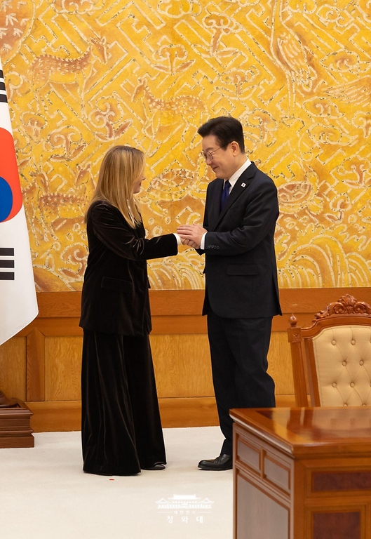 이재명 대통령과 조르자 멜로니 이탈리아 총리가 1월 19일 청와대에서 열린 한·이탈리아 MOU 서명식을 마치고 악수하고 있다.