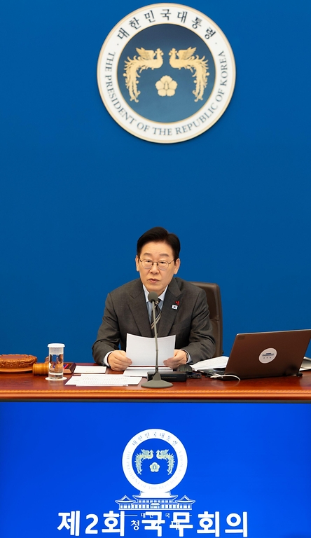 이재명 대통령이 1월 20일 청와대에서 열린 국무회의에서 발언하고 있다.