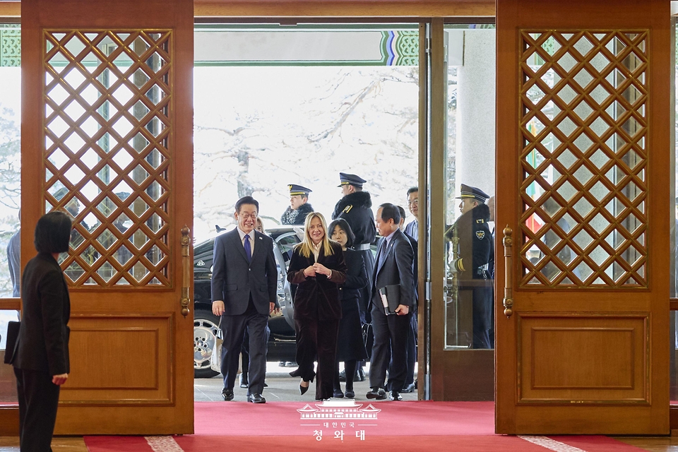 이재명 대통령과 조르자 멜로니 이탈리아 총리가 1월 19일 청와대에서 한·이탈리아 정상회담 참석을 위해 입장하고 있다.