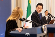 이재명 대통령과 조르자 멜로니 이탈리아 총리가 1월 19일 청와대에서 정상회담 후 공동언론발표를 하고 있다.