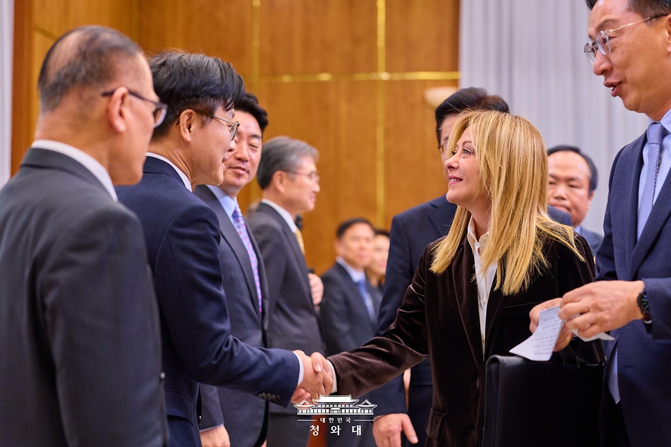 조르자 멜로니 이탈리아 총리가 1월 19일 청와대에서 열린 이재명 대통령과의 확대회담에서 한국측 배석자들과 악수하고 있다. 