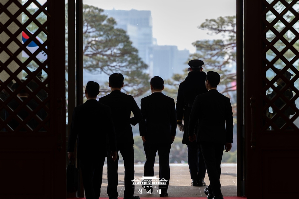 이재명 대통령이 1월 19일 청와대에서 한·이탈리아 정상회담에 참석하는 조르자 멜로니 이탈리아 총리를 맞이하러 가고 있다.