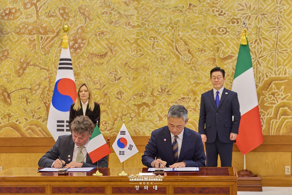 이재명 대통령과 조르자 멜로니 이탈리아 총리가 참석한 가운데 1월 19일 청와대에서 김정회 한국반도체산업협회 부회장과 마시모 베키오 이탈리아 전기전자산업협회 기술이사가 반도체 산업 협력 양해각서를 체결하고 있다.