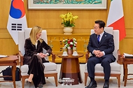 이재명 대통령과 조르자 멜로니 이탈리아 총리가 1월 19일 청와대에서 한·이탈리아 소인수 정상회담을 하고 있다.