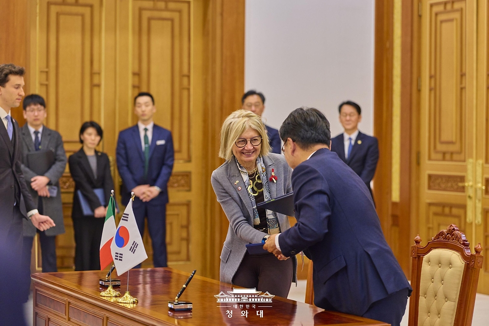 이재명 대통령과 조르자 멜로니 이탈리아 총리가 참석한 가운데 1월 19일 청와대에서 김광용 행정안전부 재난안전관리본부장과 에밀리아 가토 주한 이탈리아 대사가 시민보호 협력 양해각서를 체결한 뒤 악수하고 있다.
