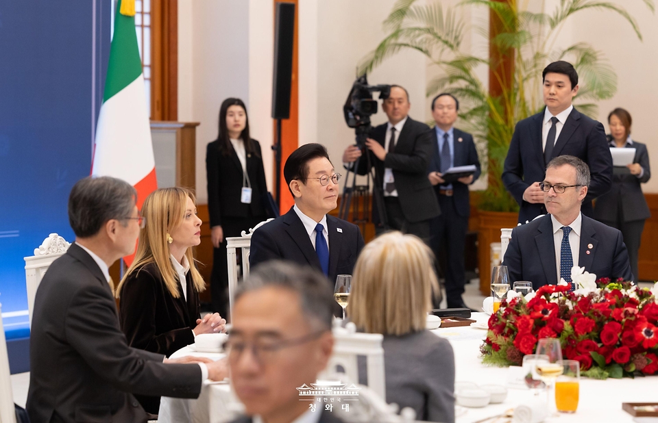 이재명 대통령과 조르자 멜로니 이탈리아 총리가 참석한 가운데 1월 19일 청와대에서 한·이탈리아 공식 오찬 행사가 진행되고 있다.
