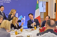이재명 대통령과 조르자 멜로니 이탈리아 총리가 1월 19일 청와대에서 열린 한·이탈리아 공식 오찬에서 대화를 나누고 있다.
