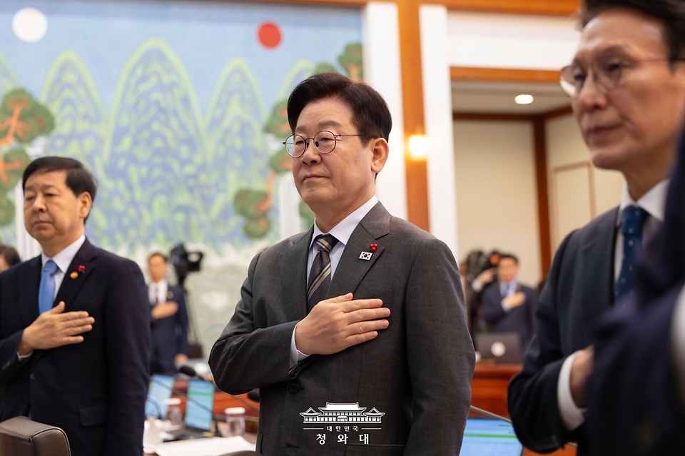 이재명 대통령이 1월 20일 청와대에서 열린 국무회의에서 국민의례를 하고 있다.