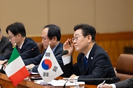 이재명 대통령과 조르자 멜로니 이탈리아 총리가 1월 19일 청와대에서 확대회담을 하고 있다.