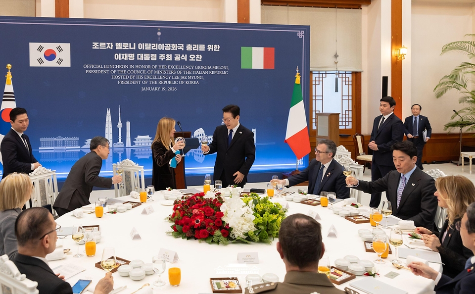 이재명 대통령과 조르자 멜로니 이탈리아 총리가 1월 19일 청와대에서 열린 한·이탈리아 공식 오찬에서 건배를 하고 있다.