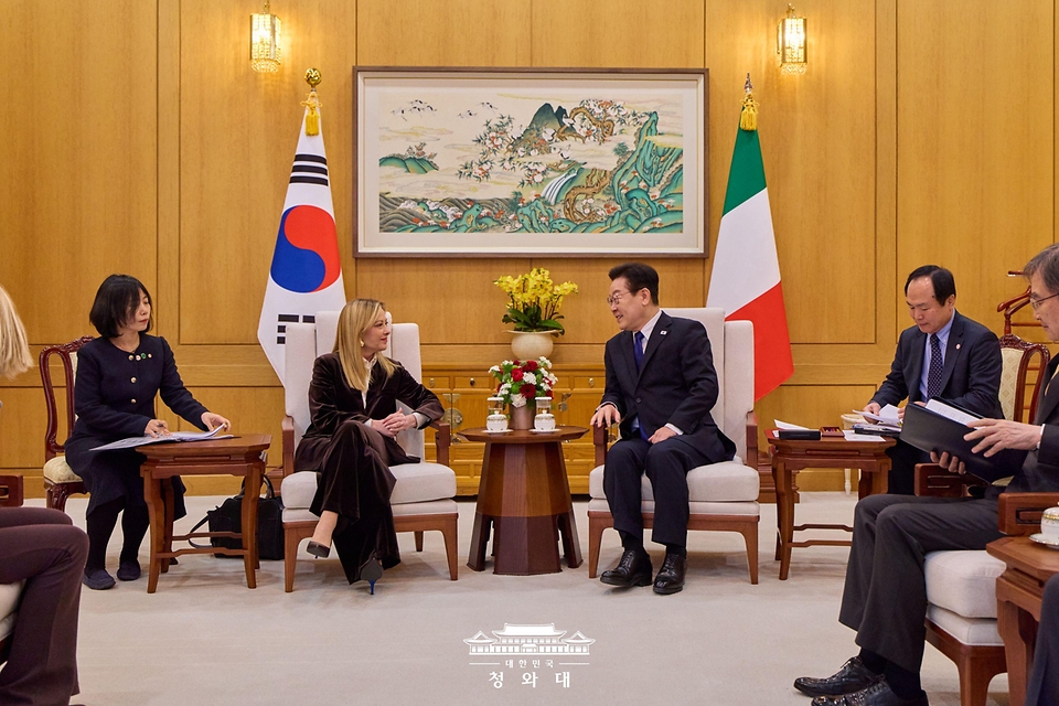 이재명 대통령과 조르자 멜로니 이탈리아 총리가 1월 19일 청와대에서 한·이탈리아 소인수 정상회담을 하고 있다.