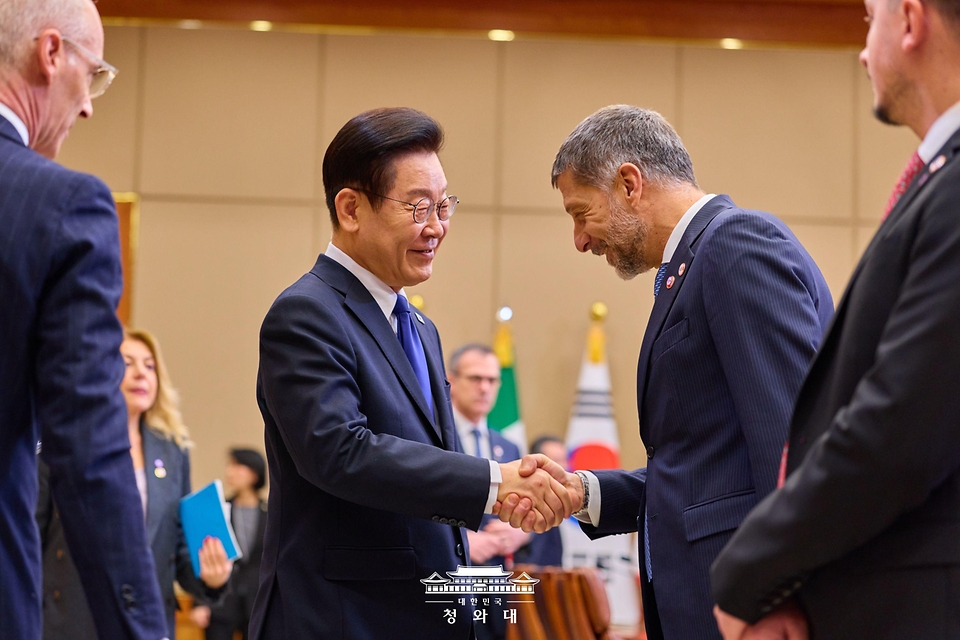 이재명 대통령이 1월 19일 청와대에서 열린 조르자 멜로니 이탈리아 총리와의 확대회담에서 이탈리아측 배석자들과 악수하고 있다. 