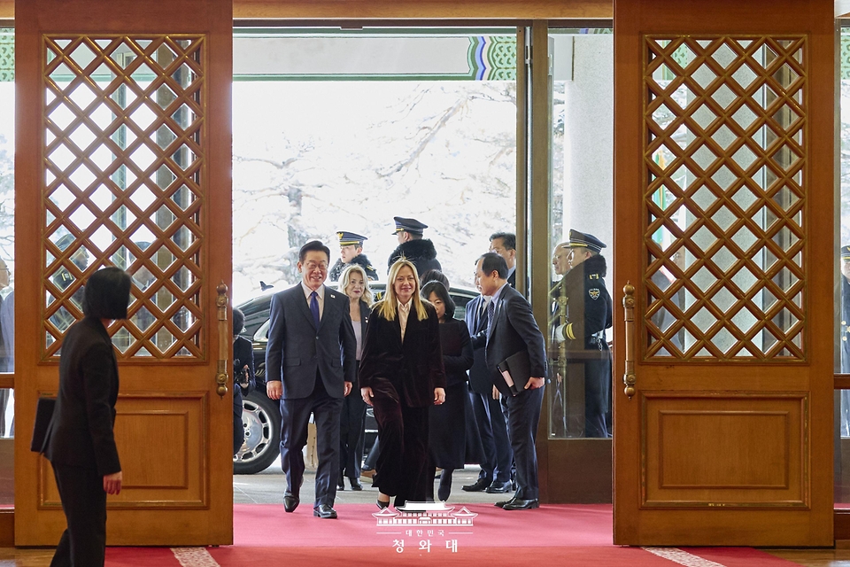 이재명 대통령과 조르자 멜로니 이탈리아 총리가 1월 19일 청와대에서 한·이탈리아 정상회담 참석을 위해 입장하고 있다.