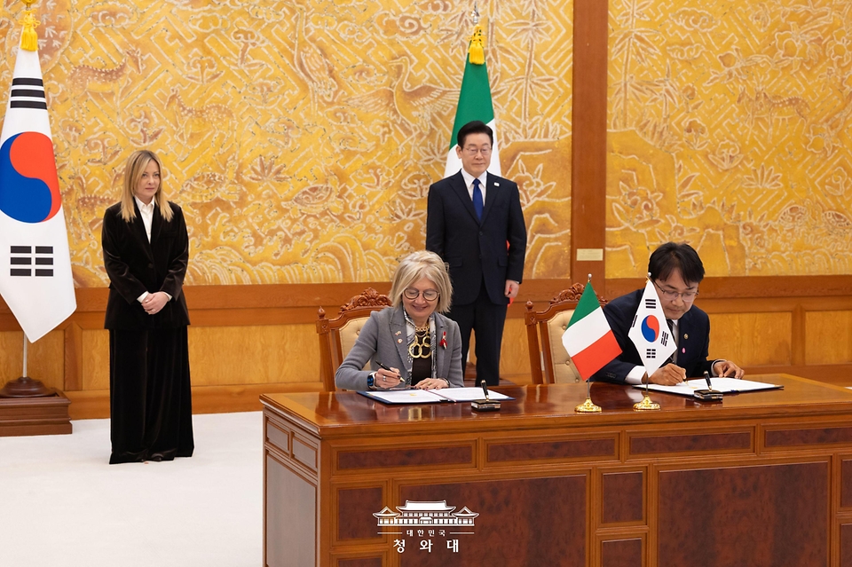 이재명 대통령과 조르자 멜로니 이탈리아 총리가 참석한 가운데 1월 19일 청와대에서 김광용 행정안전부 재난안전관리본부장과 에밀리아 가토 주한 이탈리아 대사가 시민보호 협력 양해각서를 체결하고 있다.