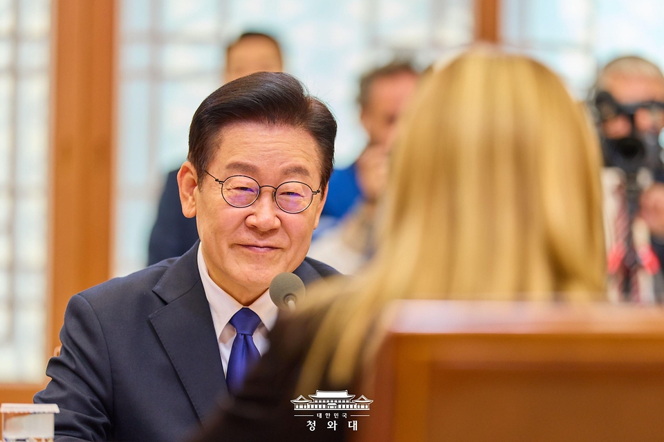 이재명 대통령이 1월 19일 청와대에서 조르자 멜로니 이탈리아 총리와 확대회담을 하고 있다.