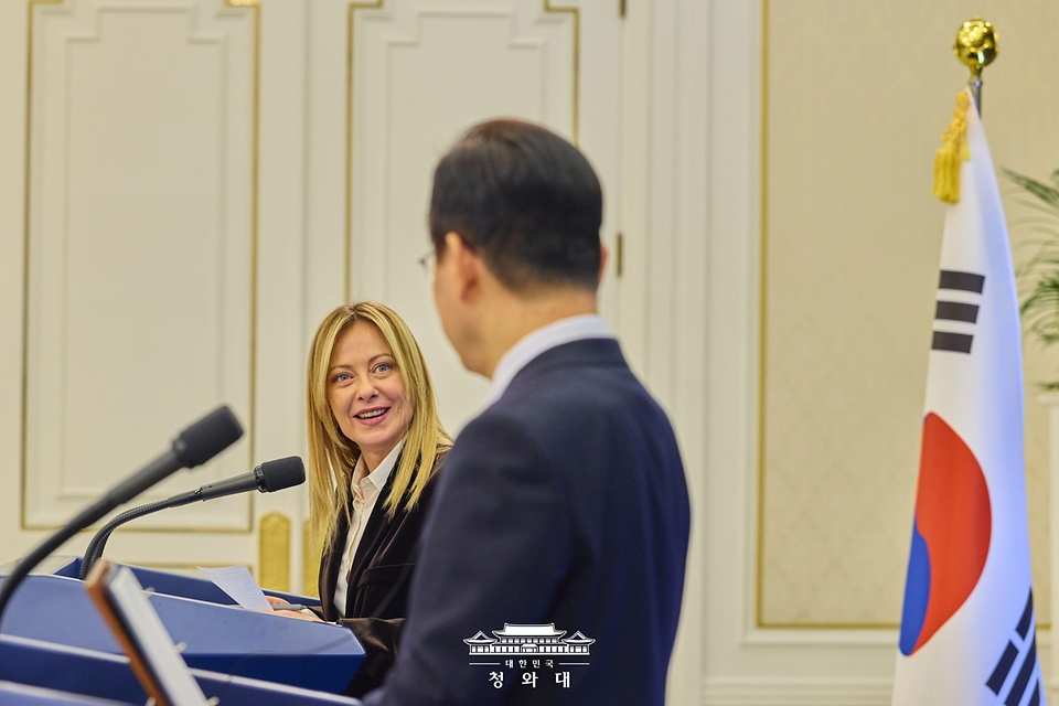 이재명 대통령과 조르자 멜로니 이탈리아 총리가 1월 19일 청와대에서 정상회담 후 공동언론발표를 하고 있다.