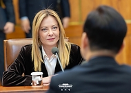 조르자 멜로니 이탈리아 총리가 1월 19일 청와대에서 이재명 대통령과 확대회담을 하고 있다.