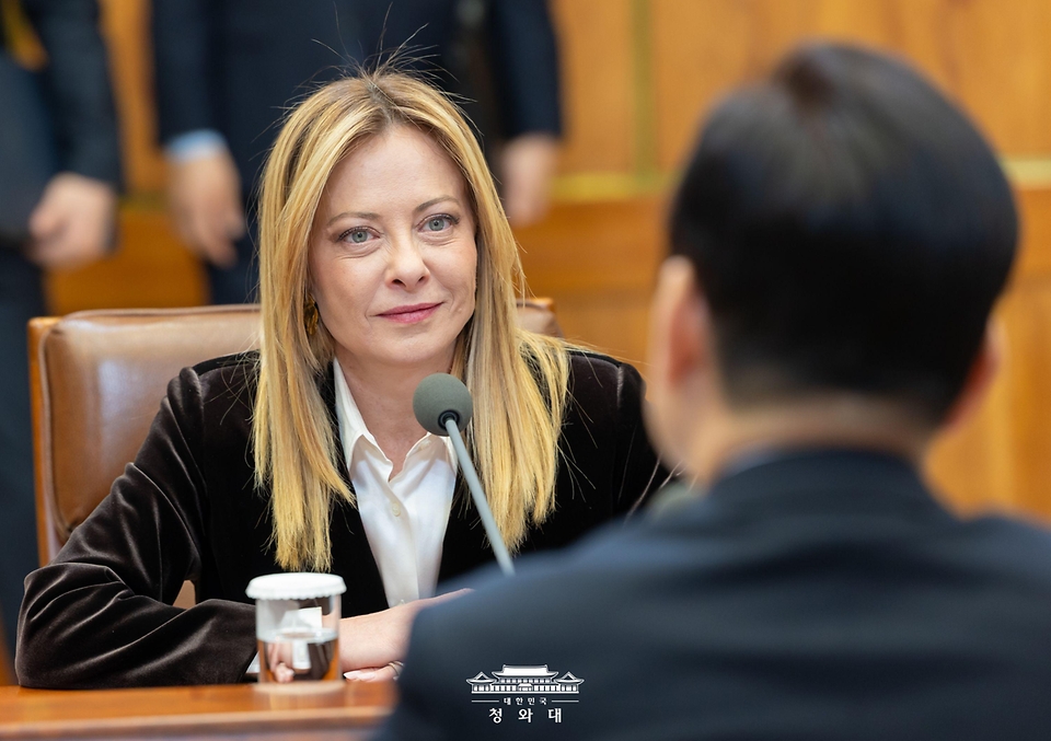 조르자 멜로니 이탈리아 총리가 1월 19일 청와대에서 이재명 대통령과 확대회담을 하고 있다.