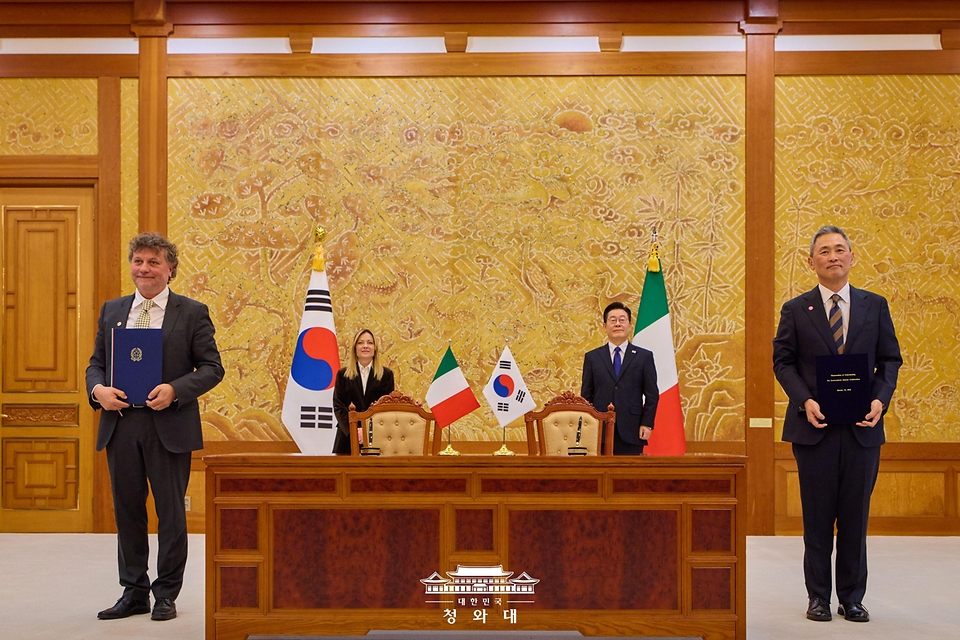  이재명 대통령과 조르자 멜로니 이탈리아 총리가 참석한 가운데 1월 19일 청와대에서 김정회 한국반도체산업협회 부회장과 마시모 베키오 이탈리아 전기전자산업협회 기술이사가 반도체 산업 협력 양해각서를 체결한 뒤 기념촬영하고 있다.