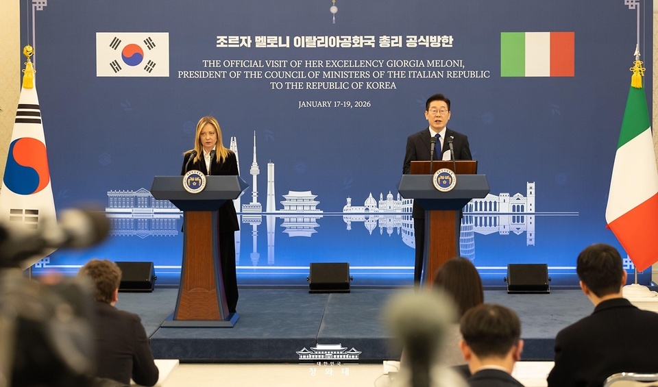 이재명 대통령이 1월 19일 청와대에서 조르자 멜로니 이탈리아 총리와 정상회담 후 공동언론발표를 하고 있다.