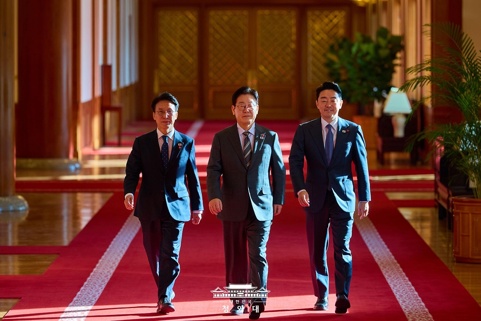 이재명 대통령과 김민석 총리, 강훈식 비서실장이 1월 20일 청와대에서 열린 국무회의 참석을 위해 회의장으로 향하고 있다.