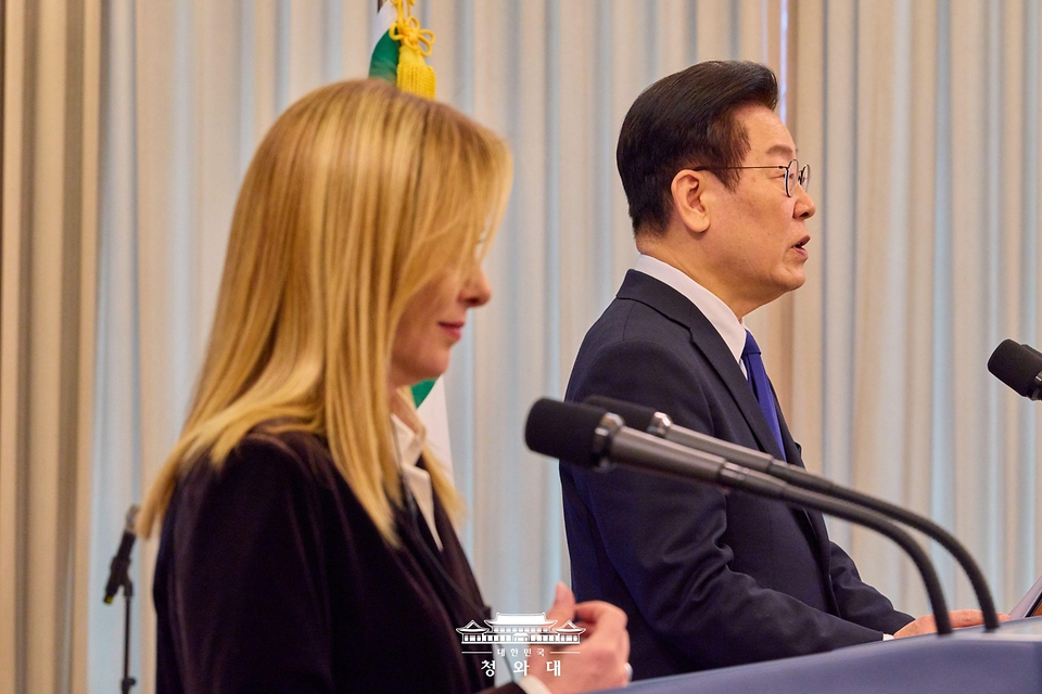 이재명 대통령이 1월 19일 청와대에서 조르자 멜로니 이탈리아 총리와 정상회담 후 공동언론발표를 하고 있다.