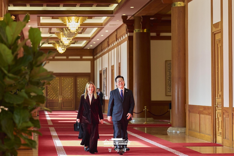 이재명 대통령과 조르자 멜로니 이탈리아 총리가 1월 19일 청와대에서 열린 한·이탈리아 공식 오찬에 입장하고 있다.