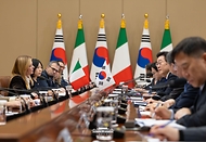 이재명 대통령이 1월 19일 청와대에서 열린 조르자 멜로니 이탈리아 총리와의 확대회담에서 발언하고 있다.