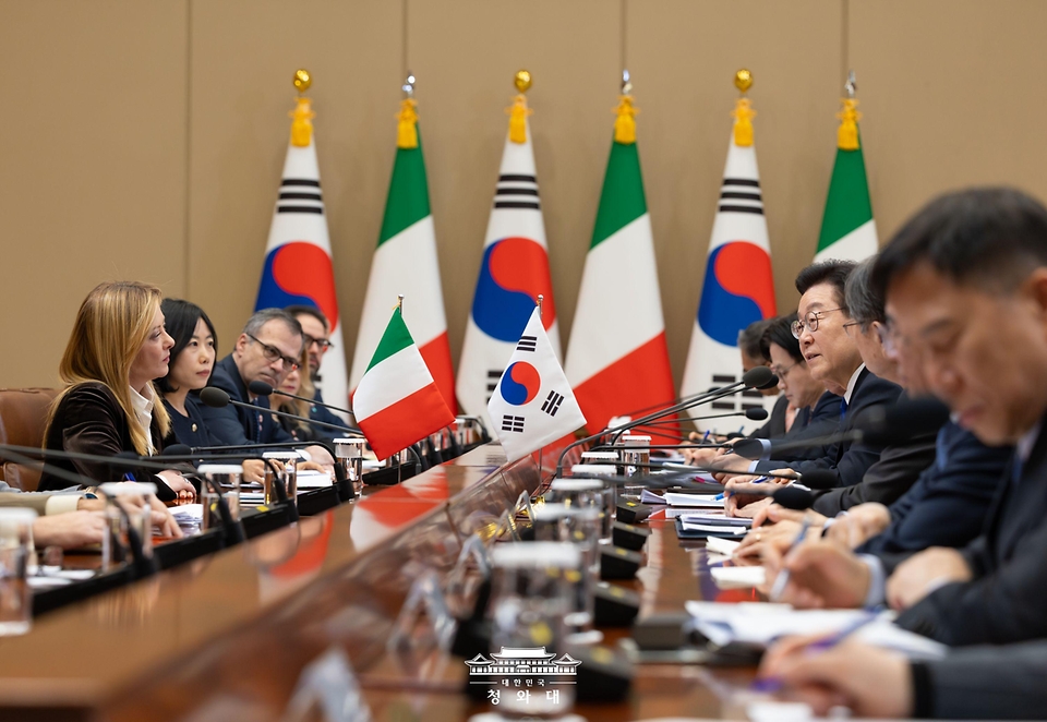 이재명 대통령이 1월 19일 청와대에서 열린 조르자 멜로니 이탈리아 총리와의 확대회담에서 발언하고 있다.