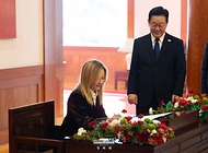 이재명 대통령이 1월 19일 청와대에서 한·이탈리아 정상회담에 앞서 조르자 멜로니 이탈리아 총리의 방명록 서명 모습을 바라보고 있다.