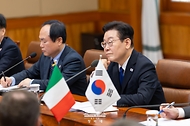 이재명 대통령이 1월 19일 청와대에서 조르자 멜로니 이탈리아 총리와 확대회담을 하고 있다.