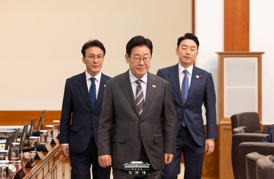 이재명 대통령이 1월 20일 청와대에서 열린 국무회의에 입장하고 있다.