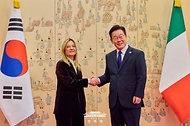 이재명 대통령과 조르자 멜로니 이탈리아 총리가 1월 19일 청와대에서 한·이탈리아 정상회담에 앞서 기념촬영을 하고 있다.
